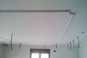 Falso techo de escayola registrable aligerado con moldura decorativa de escayola