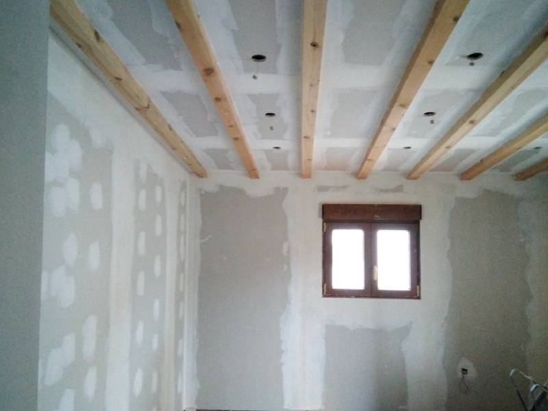 Reforma integral de una vivienda con techos practicables en pladur y también pladur para las paredes